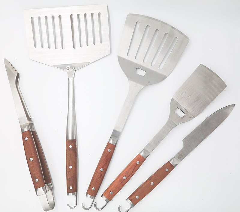 5 Piece BBQ Tool Set (including clip, fish spatula, medium spatula, spatula, knife)